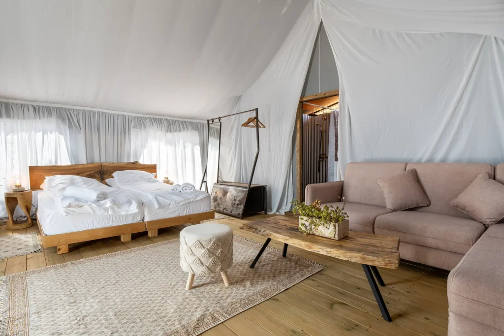 סוויטת גלמפינג בחוות רום עם מיטות וספה | The glamping suite at Rom Farm with beds and a sofa