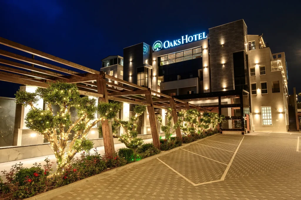 חזית מלון אוקס בבוקעאתא בלילה | The facade of Oaks Hotel in Buq'ata at night